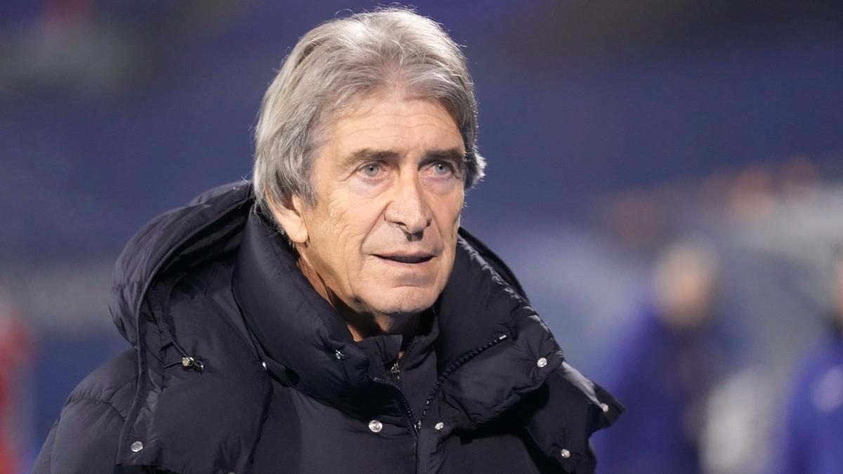 Manuel Pellegrini durante un partido con el Real Betis