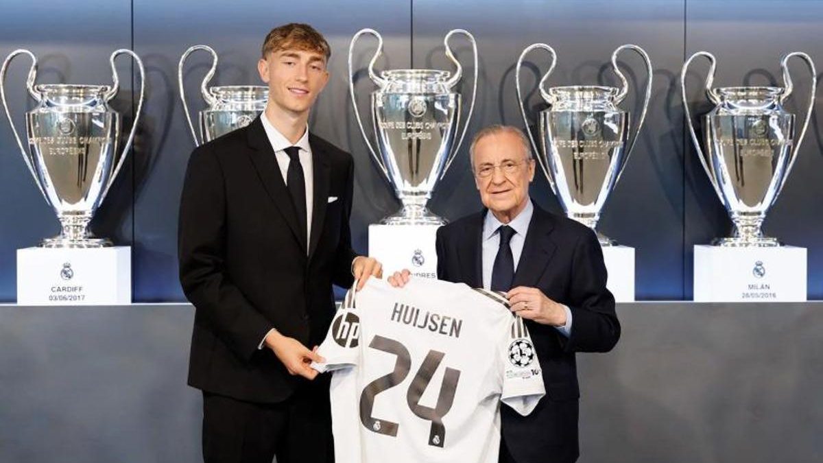 Dean Huijsen durante su presentación con el Real Madrid