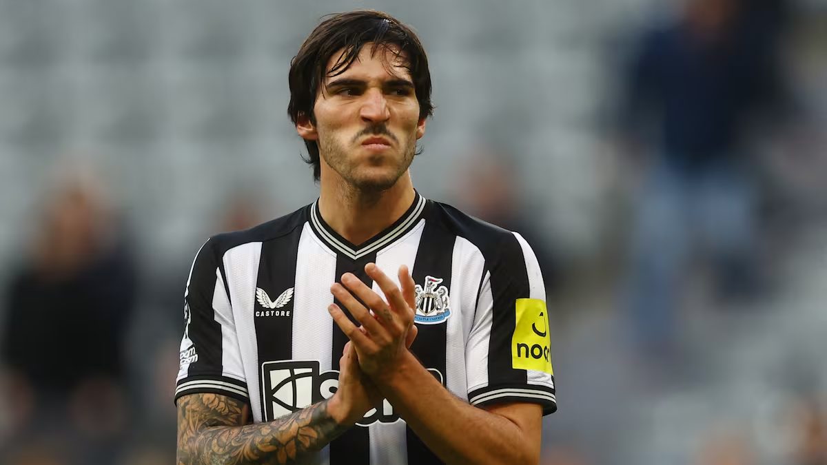 Sandro Tonali durante un partido con el Newcastle