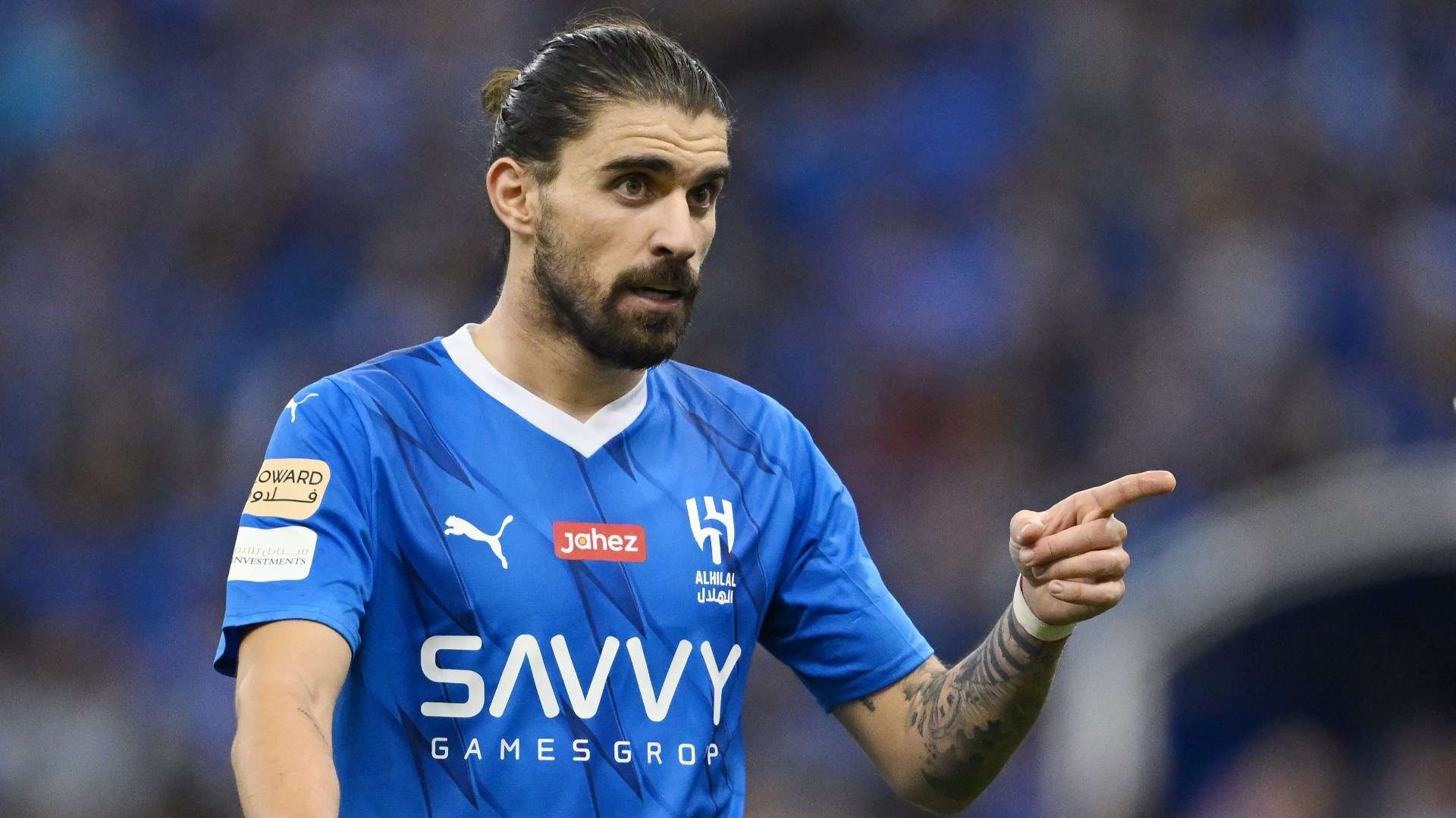 Rúben Neves cerca del Manchester United