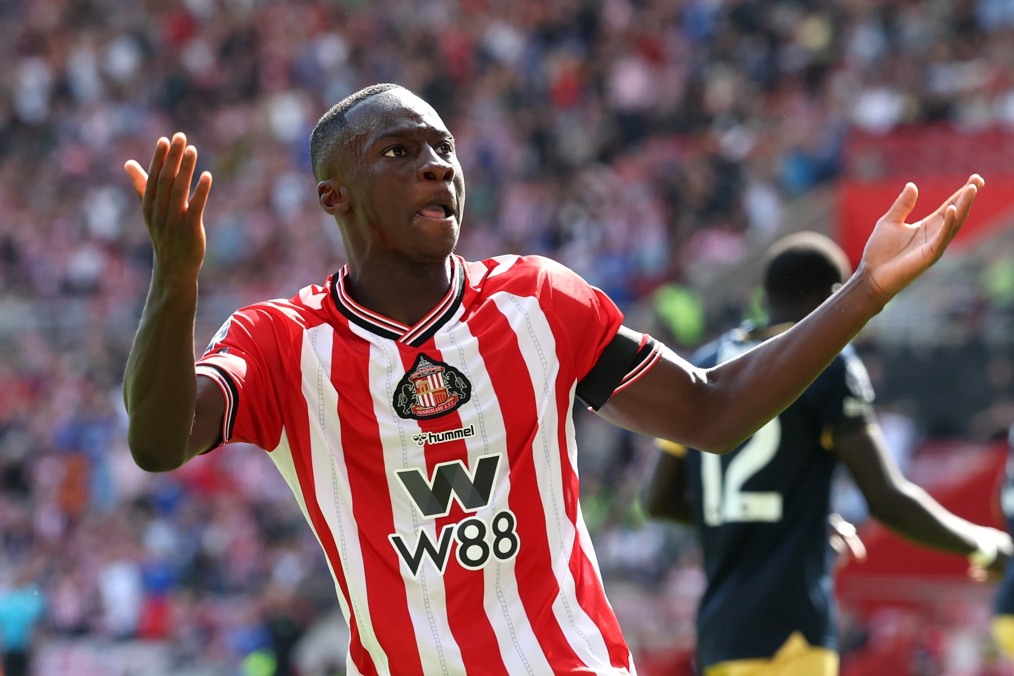 Arsenal finds midfield replacement