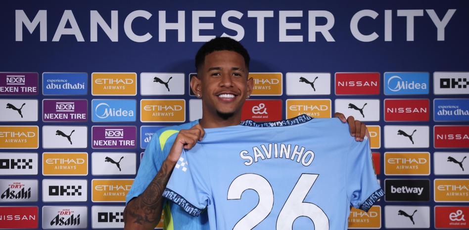 Savinho en la presentación como nuevo fichaje del Manchester City