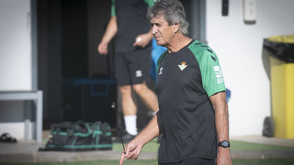 Manuel Pellegrini durante un entrenamiento con el Real Betis