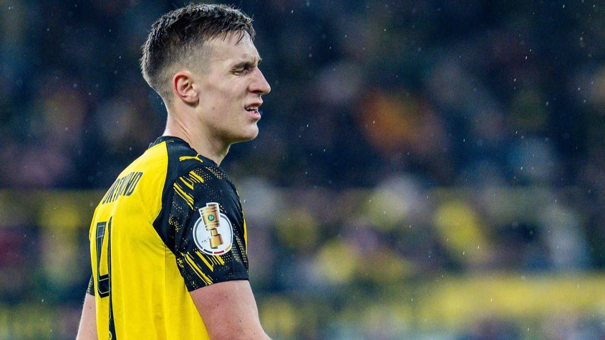 Nico Schlotterbeck durante un partido con el Borussia Dortmund