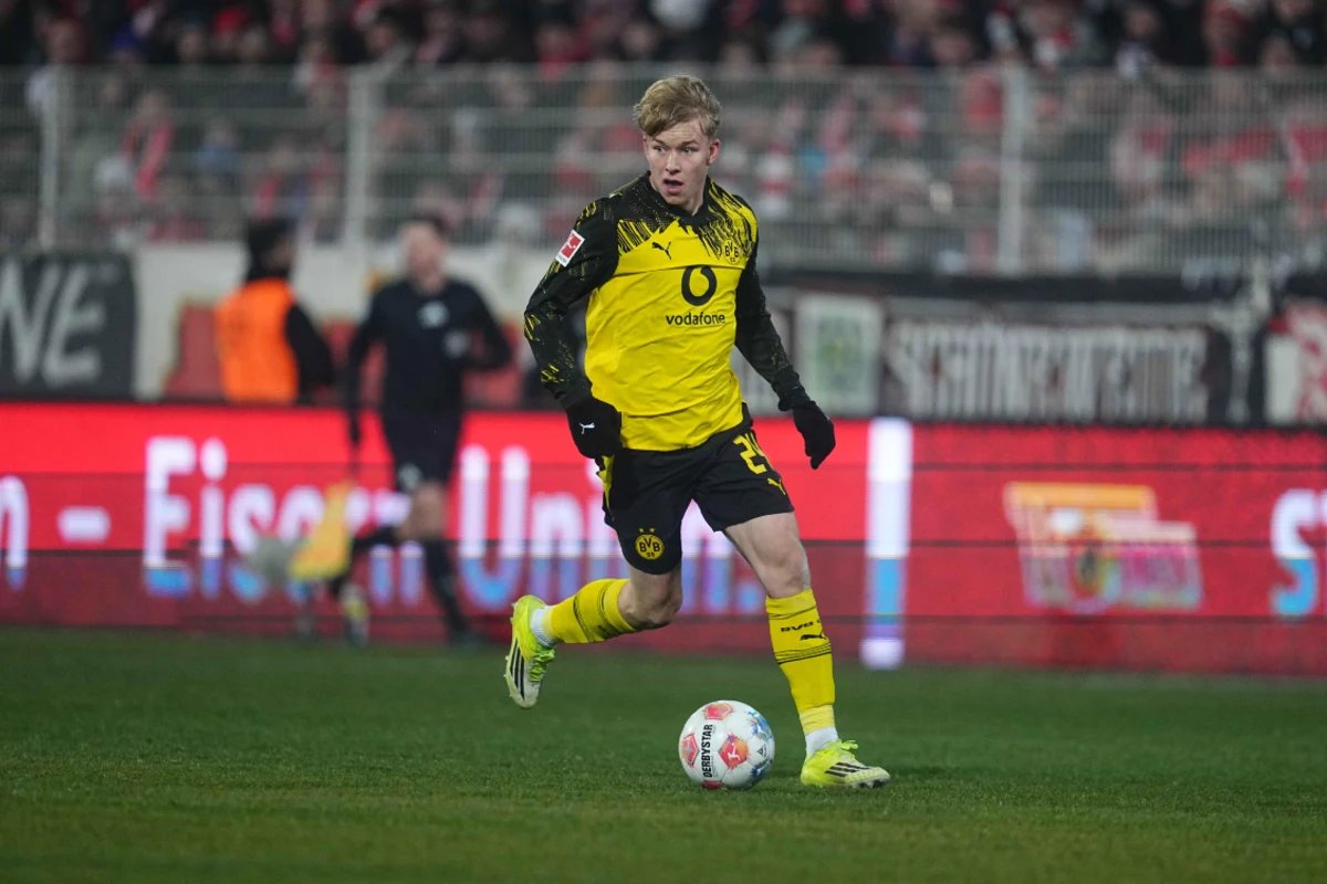 Manchester United finds defensive replacement