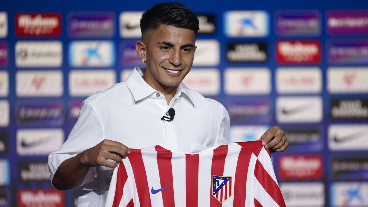 Thiago Almada durante su presentación con el Atlético de Madrid