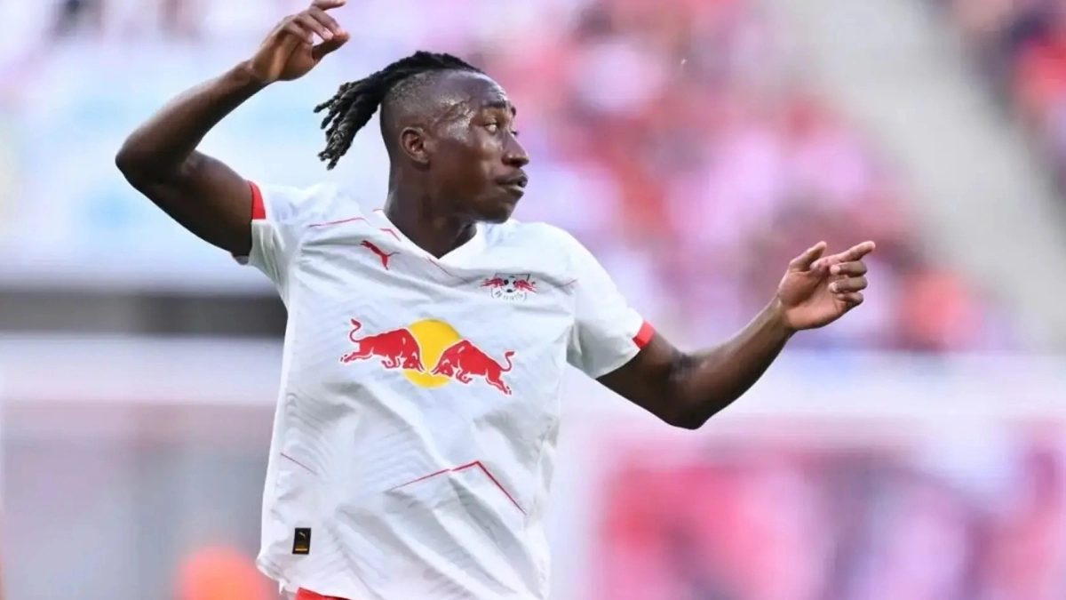 Yan Diomande durante un partido con el RB Leipzig