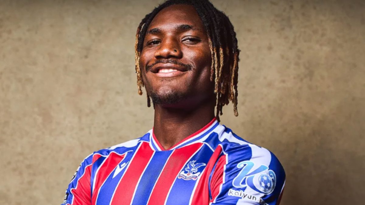 Christantus Uche durante su presentación con el Crystal Palace