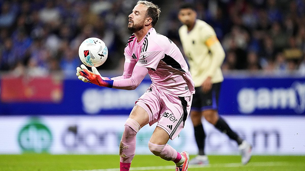 Aarón Escandell makes a save in a Real Oviedo - FC Barcelona match