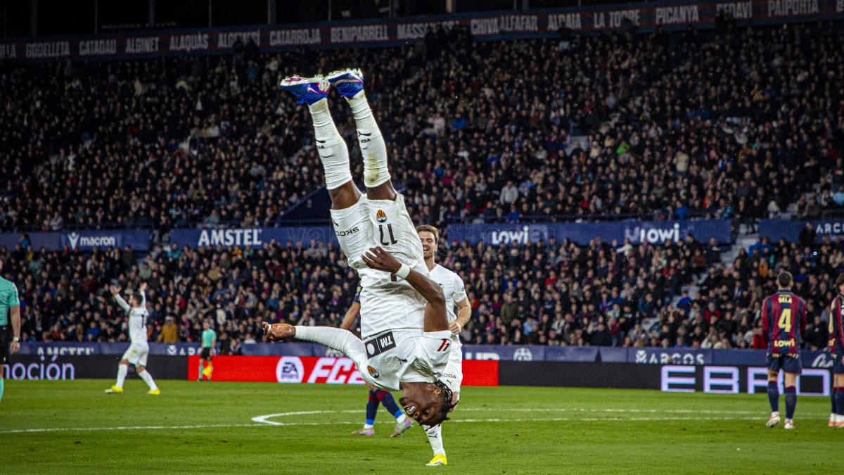 Largie Ramazani celebra un gol anotado con el Valencia