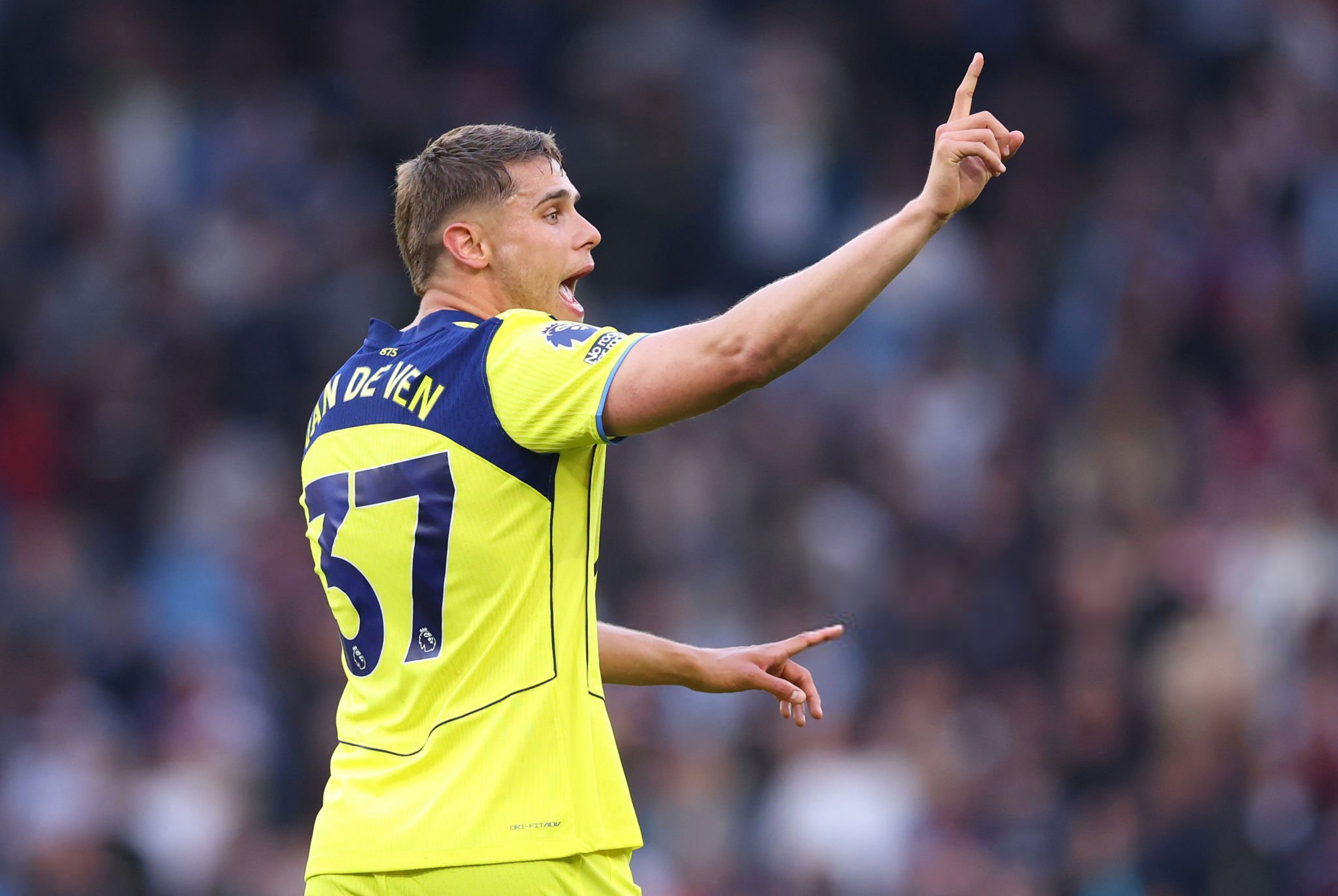 3 centrales que sigue el Manchester United