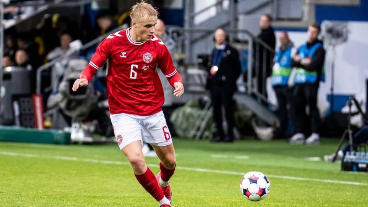 Victor Froholdt con la elástica de la selección de Dinamarca