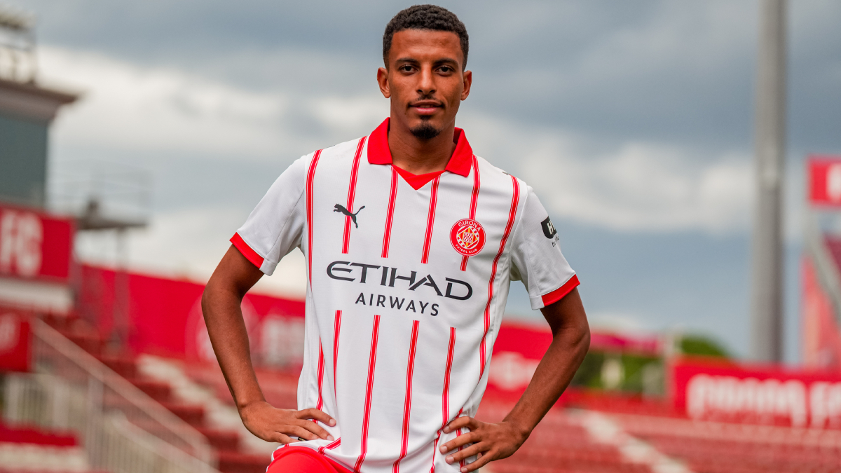 Azzedine Ounahi posa durante su presentación con el Girona