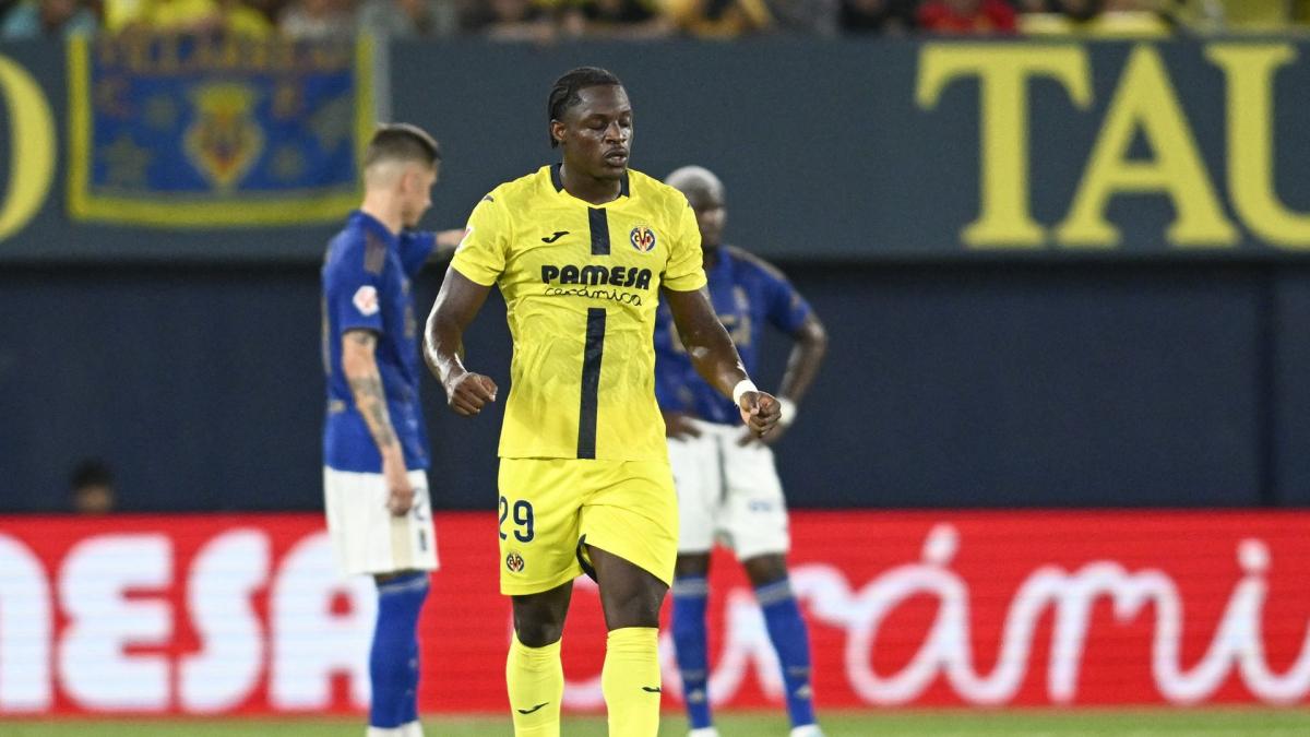 Etta Eyong en el Villarreal - Real Oviedo de la temporada 25/26