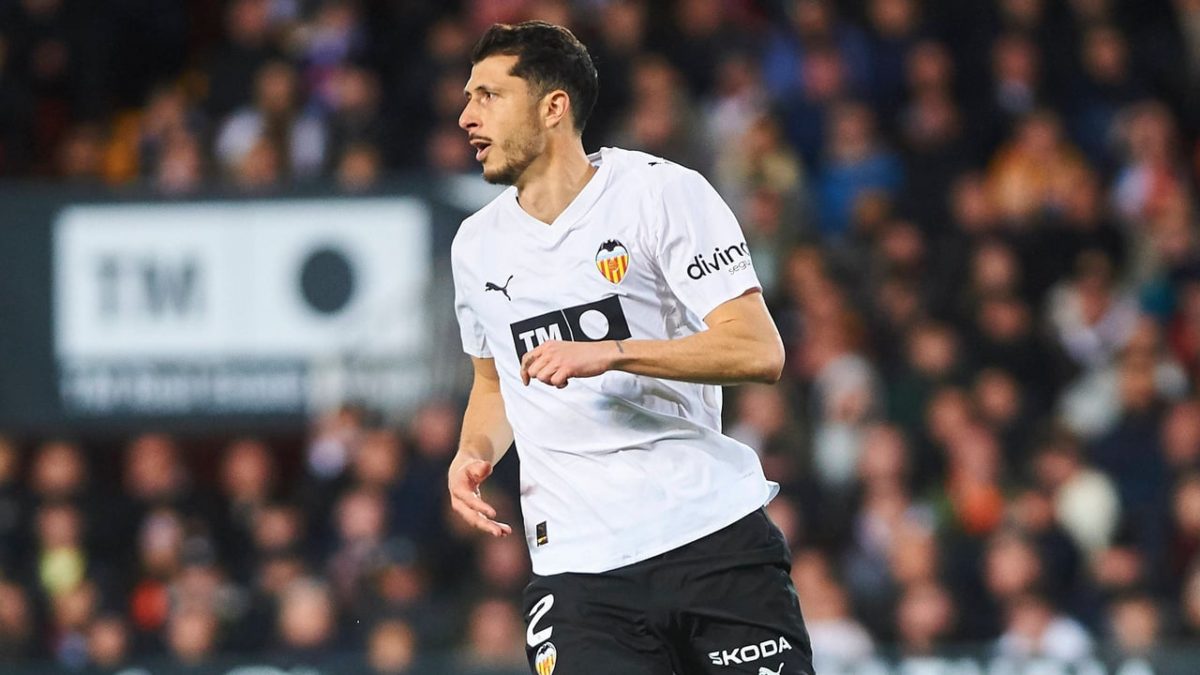 Guido Rodríguez durante un partido con el Valencia