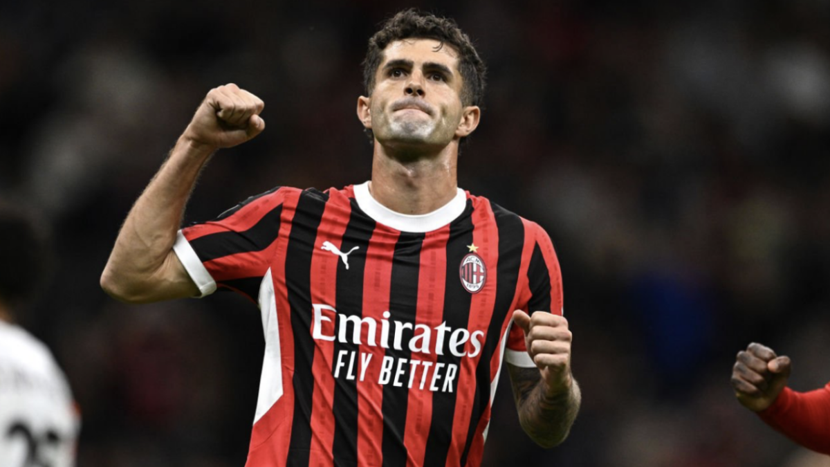 Christian Pulisic celebra un gol con el Milan