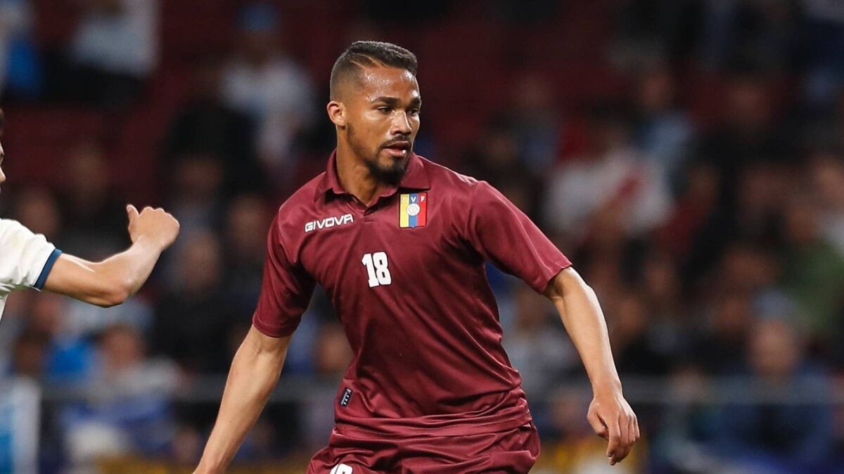Yangel Herrera durante un partido con la selección de Venezuela