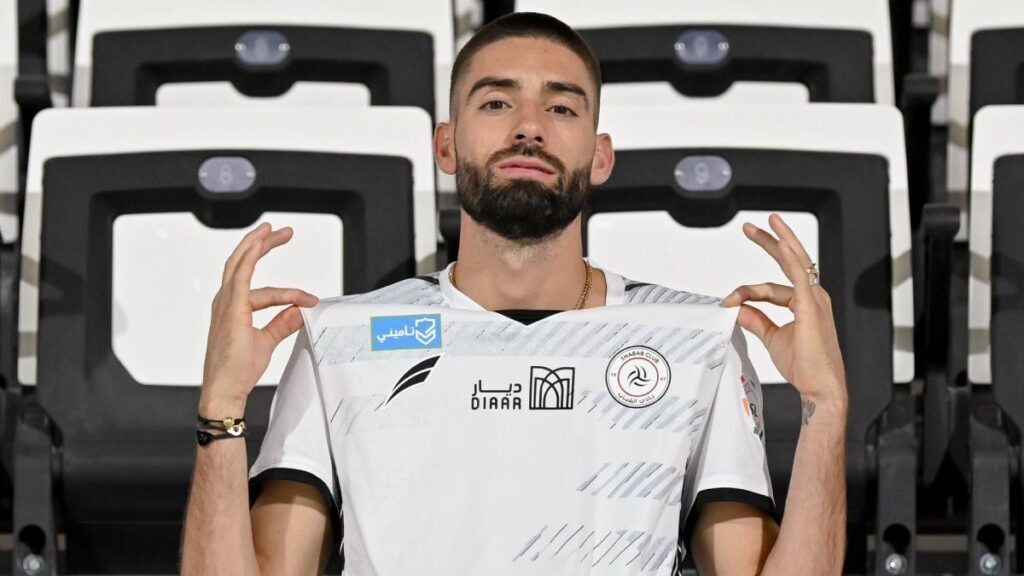 Yannick Carrasco cerca de la Juventus