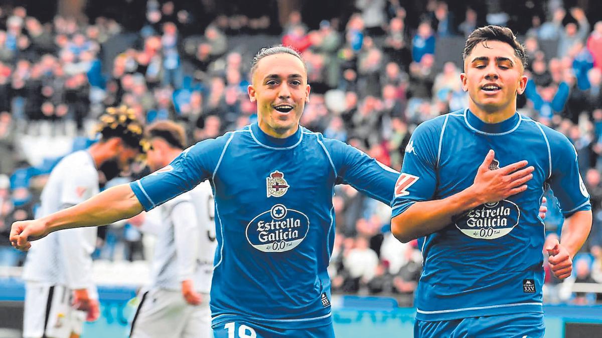 Yeremay Hernández y Luismi Cruz celebran un gol del Deportivo de La Coruña