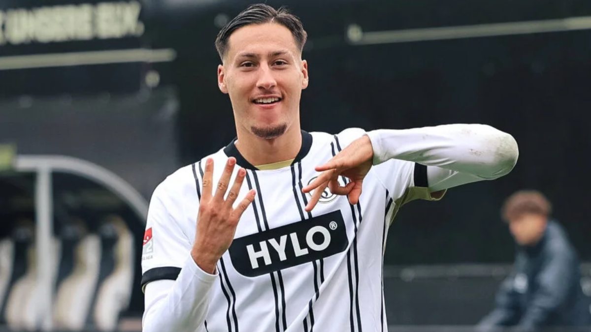 Younes Ebnoutalib celebra un gol anotado en la 2. Bundesliga