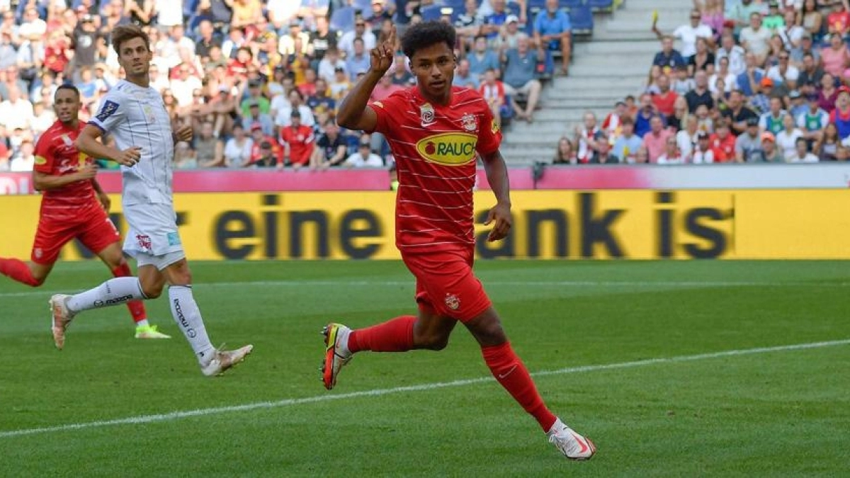El Wolfsburgo se mete en la puja por Adeyemi, objetivo del Dortmund