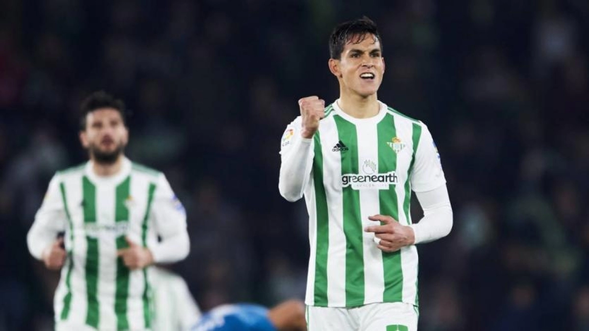 Aïssa Mandi reflexiona sobre su futuro en el Betis: ¿Renovar o salir?. Foto: AS