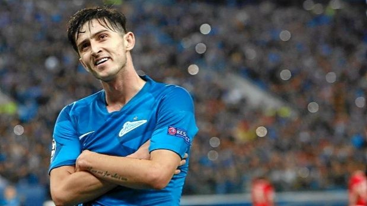 Azmoun, vigilado por el Sevilla.