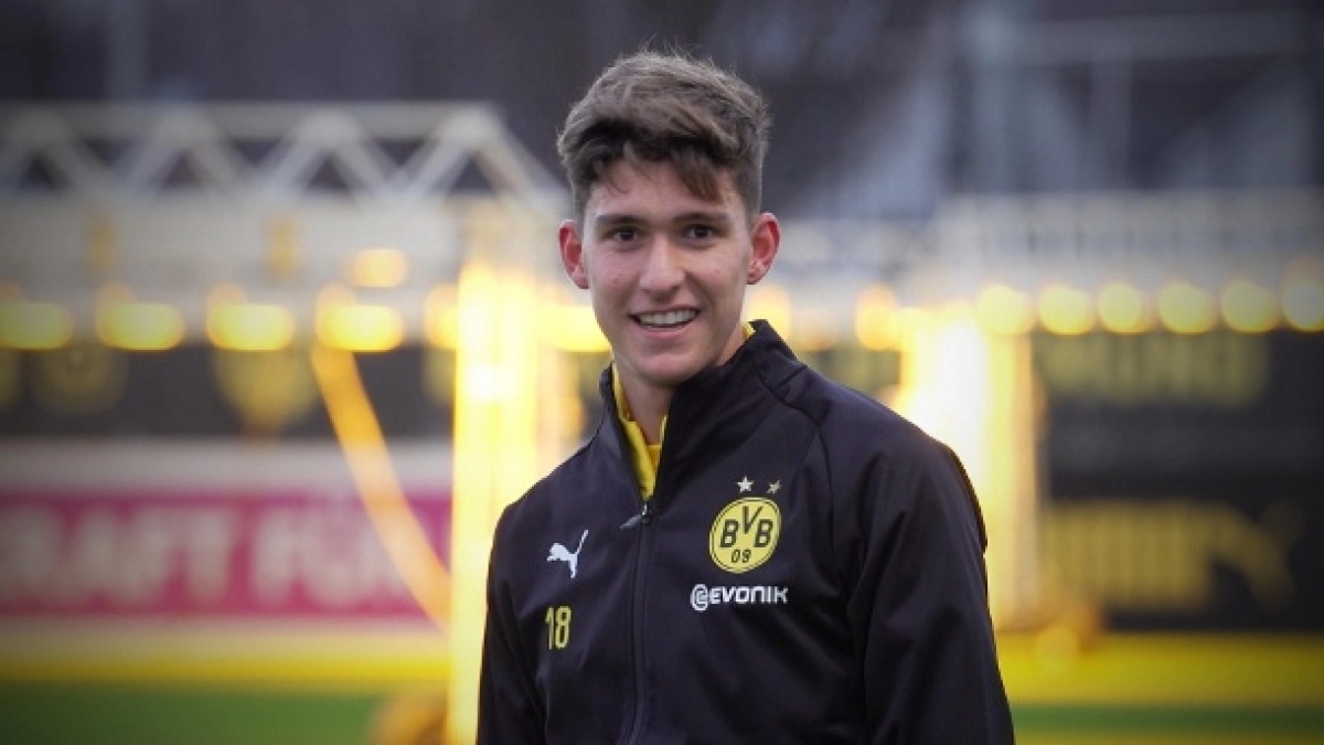 Leo Balerdi espera su oportunidad en el Borussia Dortmund