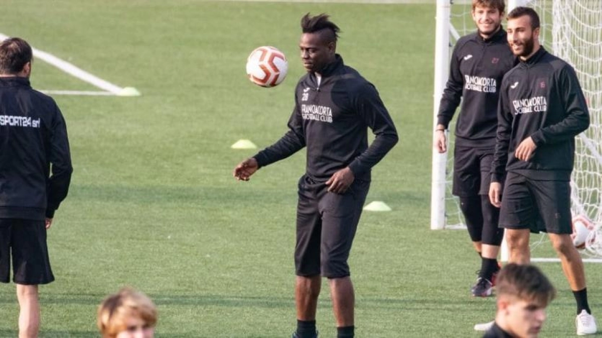 Balotelli cerca de cerrar el fichaje más random de su carrera. Foto: TyC Sports