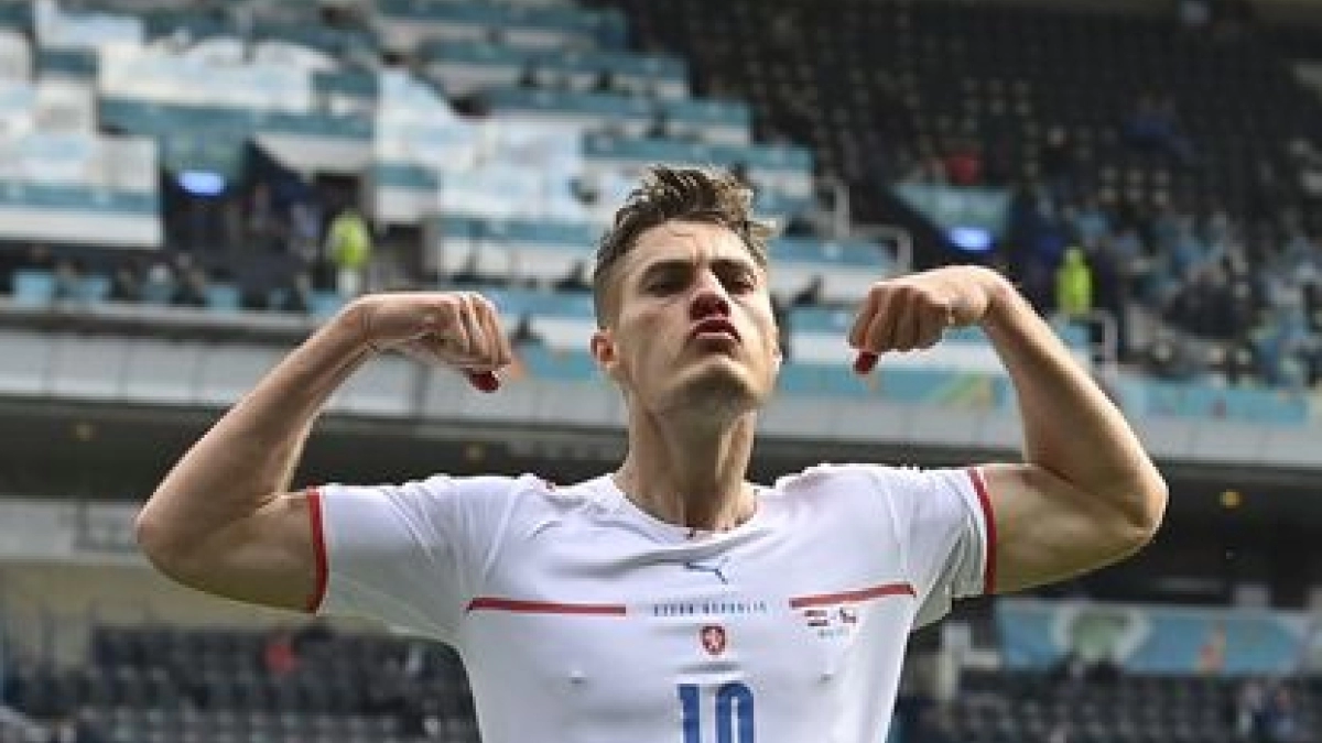 Patrik Schick tras anotar uno de los mejores goles del año 2021. Foto: El País