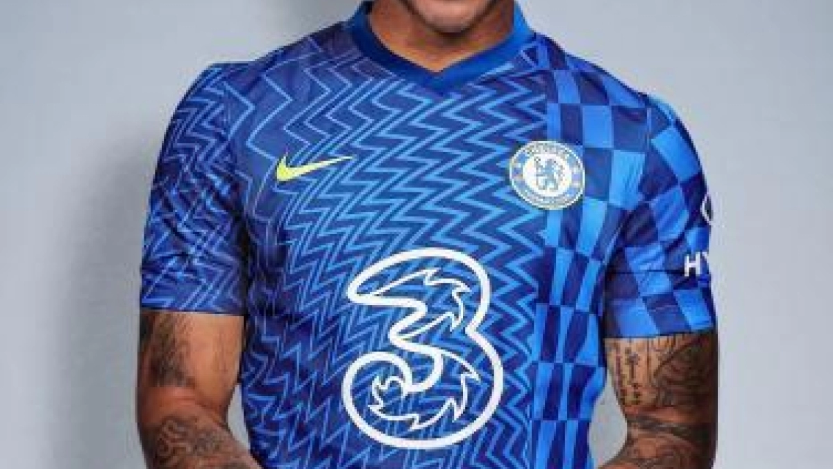 Raheem Sterling posa con la elástica del club londinense. Foto: Fabrizio Romano