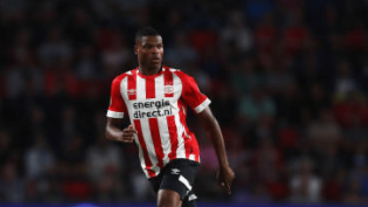 "El Milan se interesa por Denzel Dumfries. Foto: Getty Images"