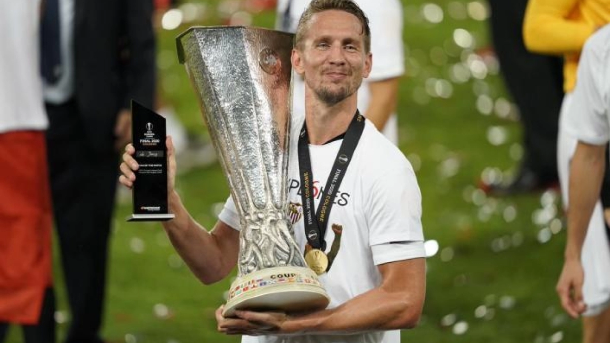 Luuk De Jong pone rumbo a Holanda. Foot: @SevillaFC