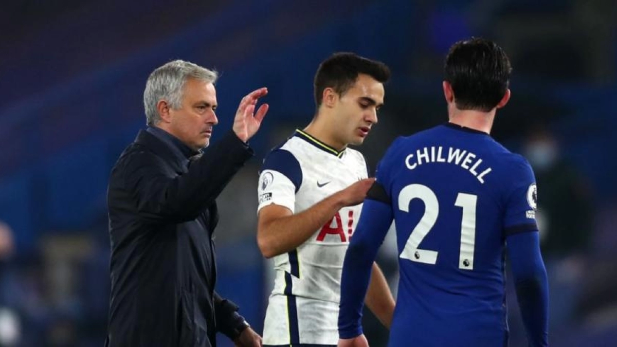 José Mourinho señala a un nuevo jugador: ¿Reguilón da el nivel?. Foto: Cadena Ser