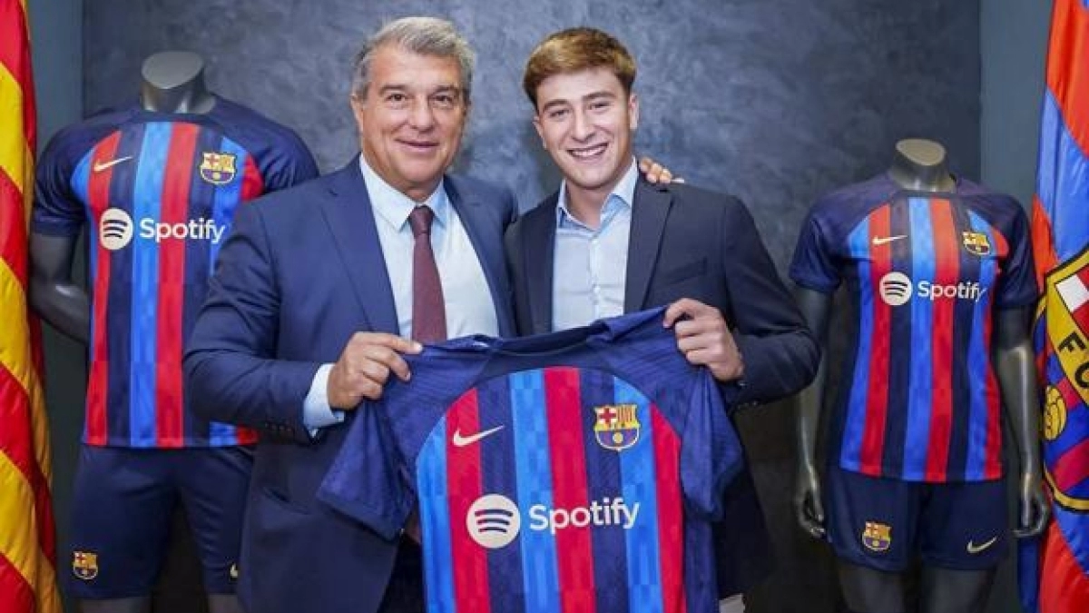Pablo Torre posa junto a Joan Laporta. Foto: El Diario Montañés