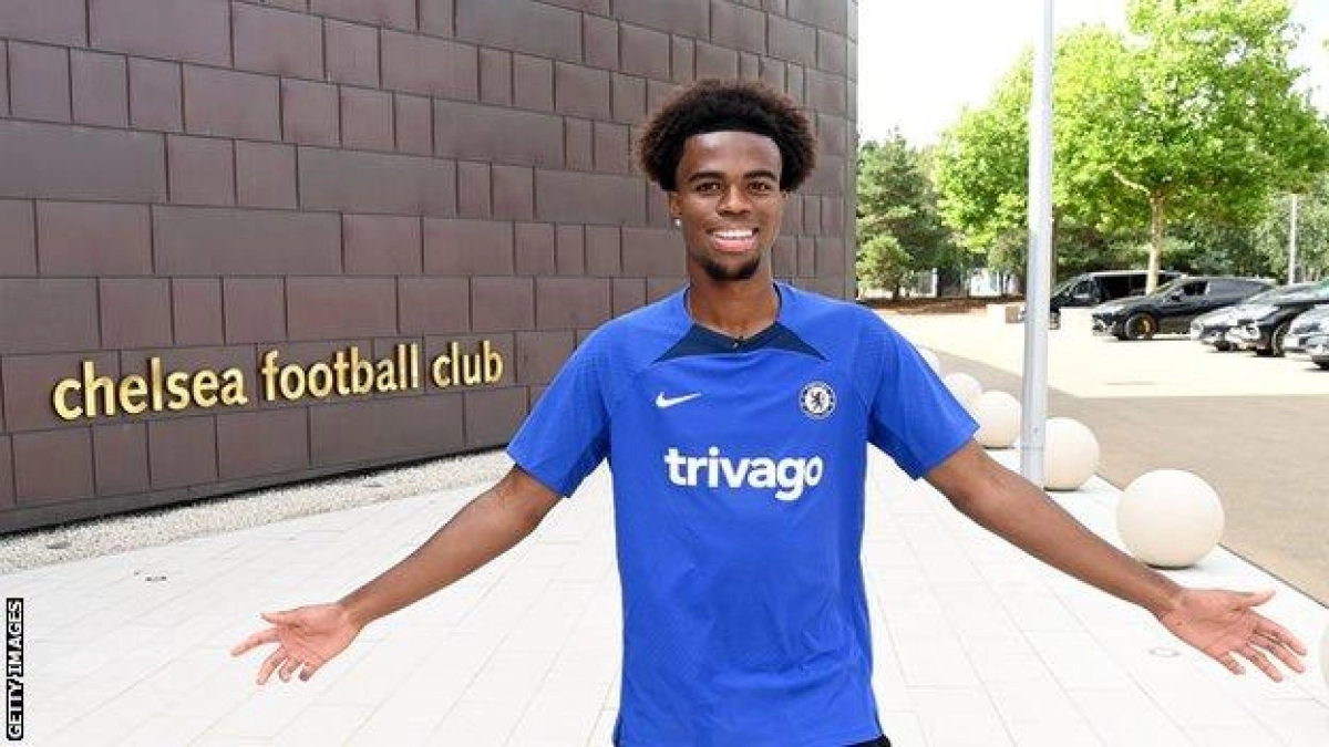 Carney Chukwuemeka posa con los colores del Chelsea. Foto: BBC