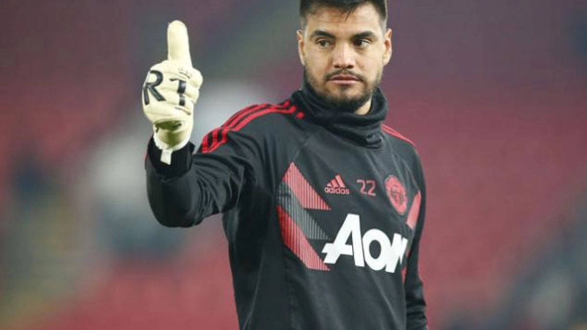 Sergio Romero le gana el pulso al Manchester United. Foto: Manchester United