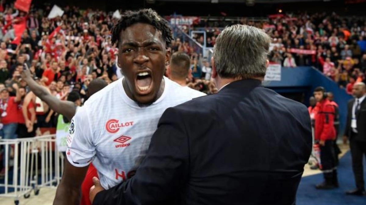 El Sevilla avanza por Axel Disasi. Foto: La Colina de Nervión