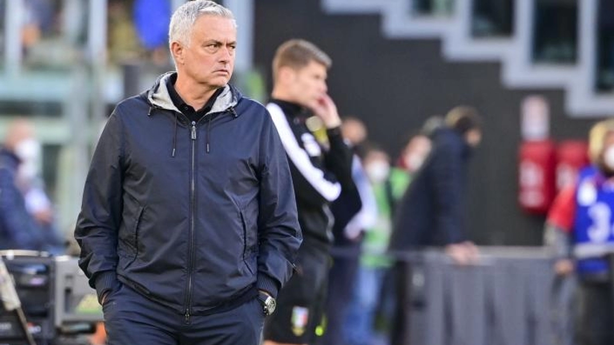 José Mourinho ya tiene previsto quiénes son los próximos en salir. Foto: @OfficialASRoma