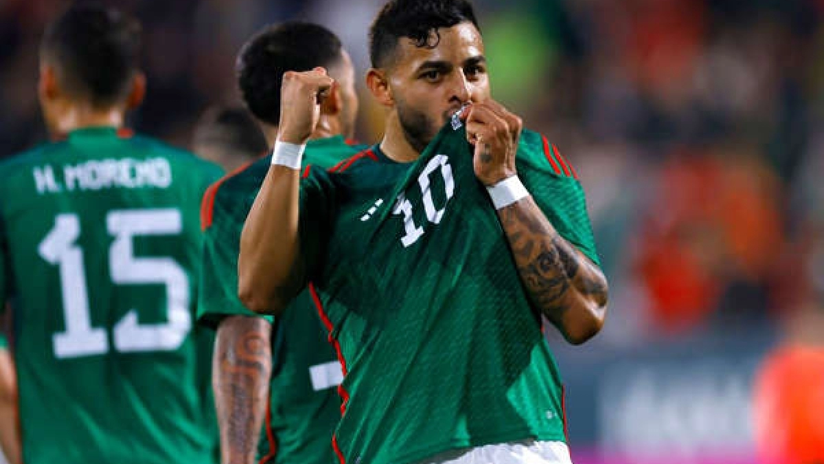 Alexis Vega se besa el escudo de México. Foto: MSN