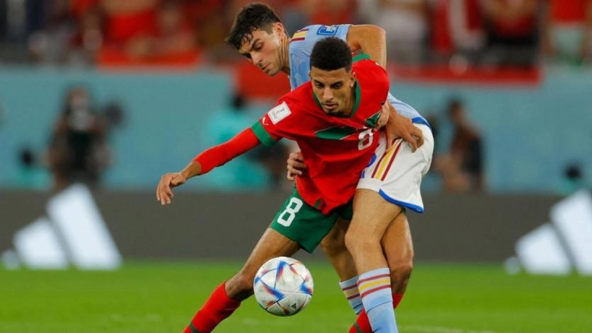 Azzedine Ounahi pugna un balón contra Pedri. Foto: SPORT