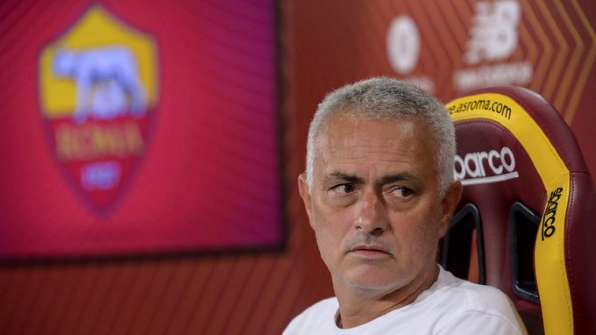 The Special One tiene una ardua tarea con el jugador neerlandés. Foto: @ASRomaEspanol