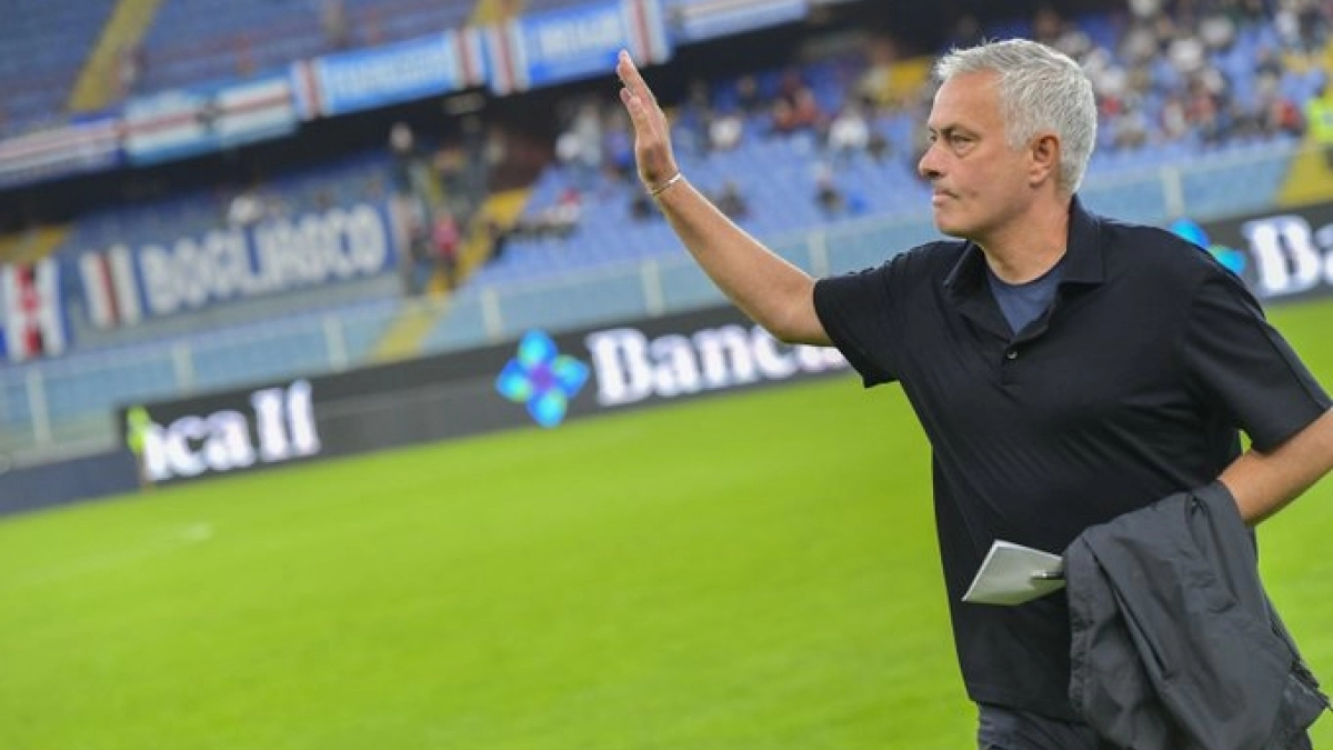 José Mourinho pone en rojo estos nombres para el lateral romano. Foto: @OfficialASRoma