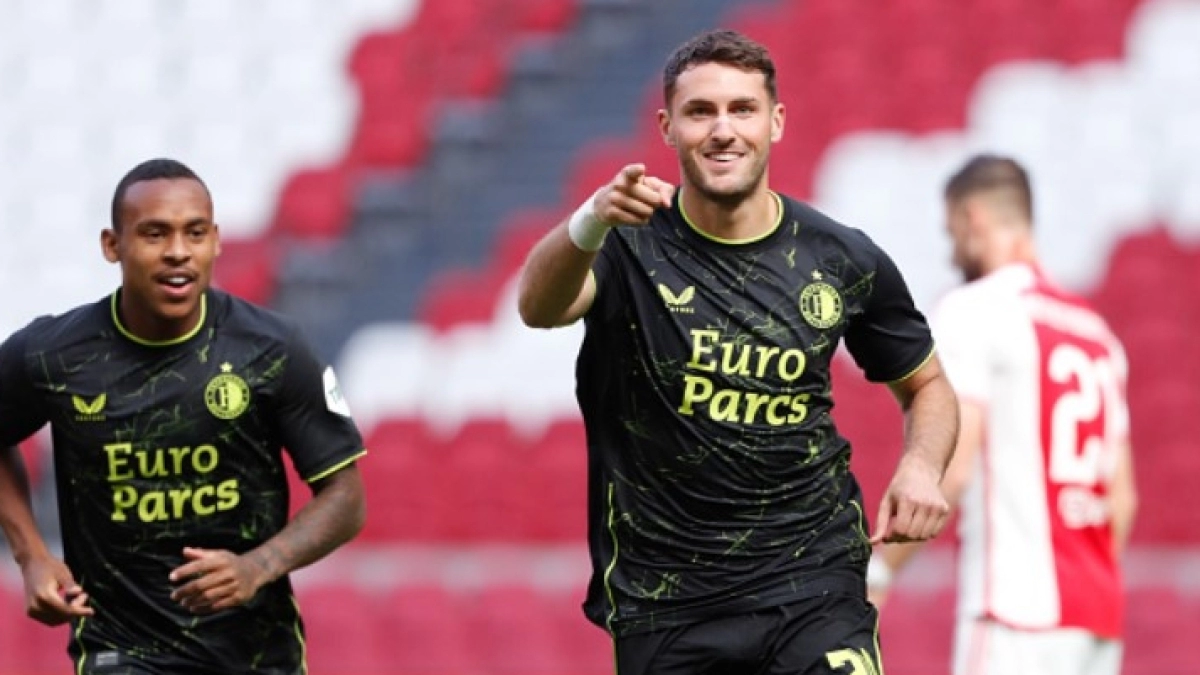Los 3 clubes de la Premier League que siguen a Santi Giménez