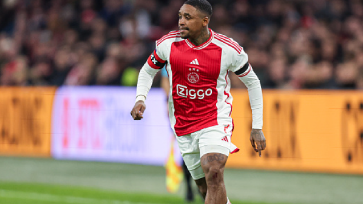 El West Ham apunta alto: Van por Steven Bergwijn