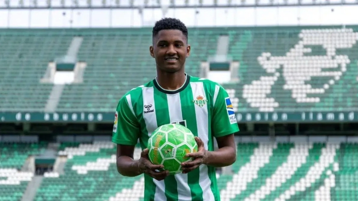 Abner Vinicius tiene un pie fuera del Betis / Elgoldigital