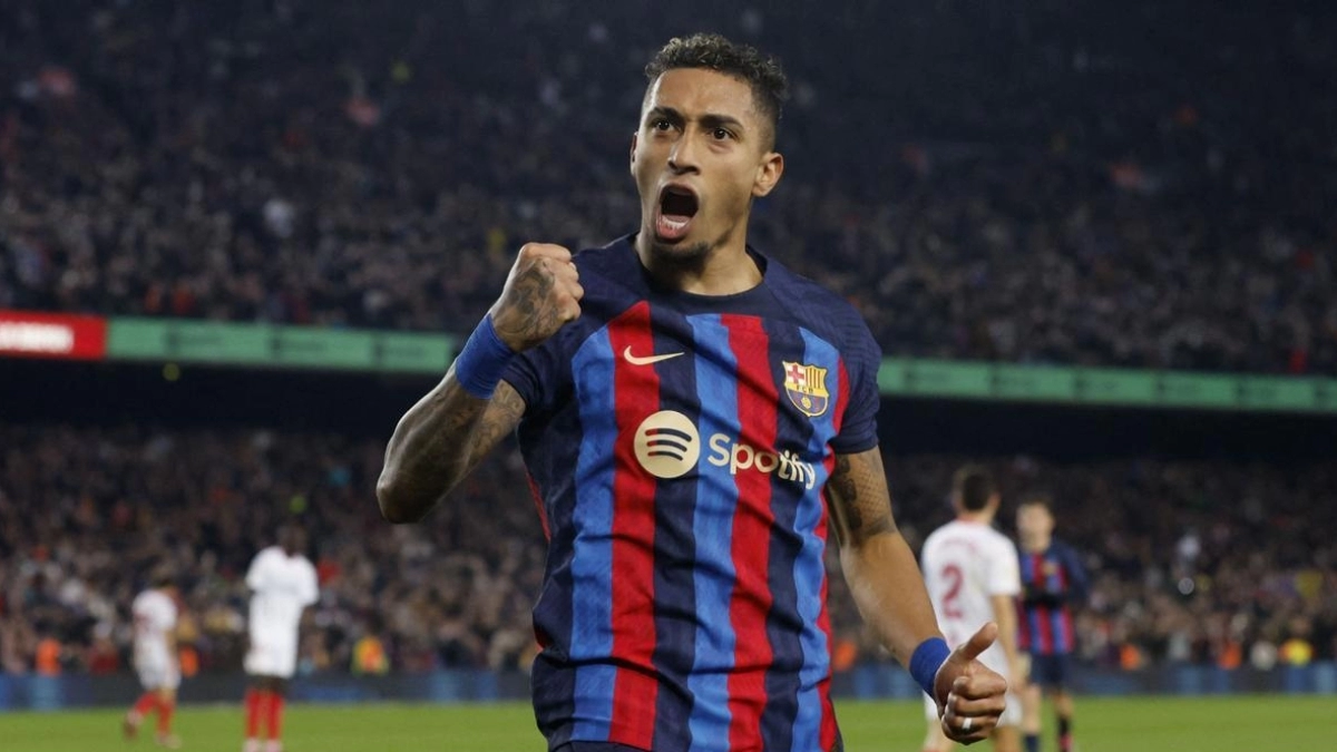 Raphinha tiene un pie fuera del Barcelona / El Periódico