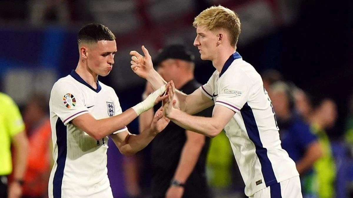 Anthony Gordon y Phil Foden.