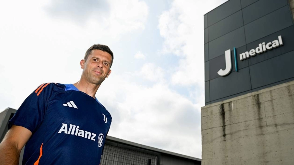 Thiago Motta se carga a Szczesny de la Juventus de Turín / Juventus.com