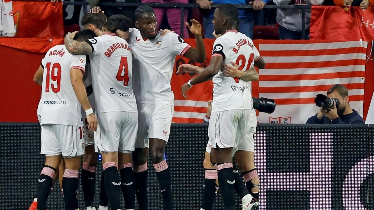 Los jugadores del Sevilla celebran un gol
